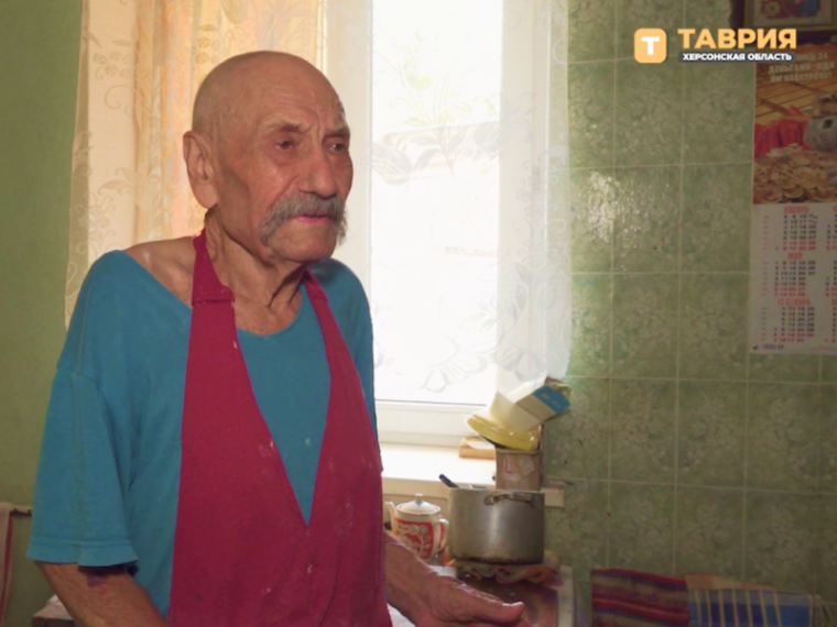 В Красном Подоле 89-летний житель печет хлеб и делится со всеми односельчанами. В Красном Подоле 89-летний житель печет хлеб и делится со всеми односельчанами.