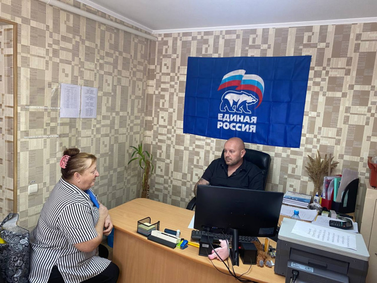 В приёмной местного отделения партии "Единая Россия" провёл приём граждан депутат Совета депутатов Каховского муниципального округа Кравченко Виталий Александрович.. В приёмной местного отделения партии "Единая Россия" провёл приём граждан депутат Совета депутатов Каховского муниципального округа Кравченко Виталий Александрович..