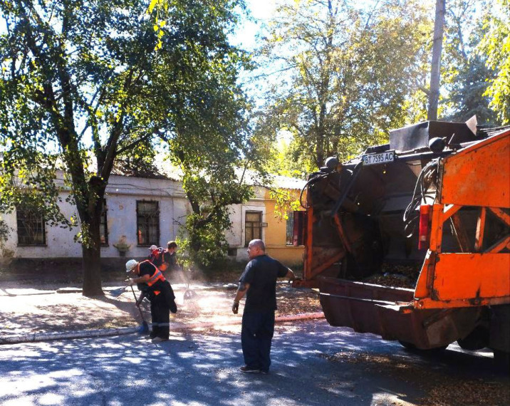 Несмотря на ежедневные обстрелы, работники коммунальной службы Каховки продолжают трудиться, чтобы обеспечить достойные условия жизни для жителей города. Несмотря на ежедневные обстрелы, работники коммунальной службы Каховки продолжают трудиться, чтобы обеспечить достойные условия жизни для жителей города.
