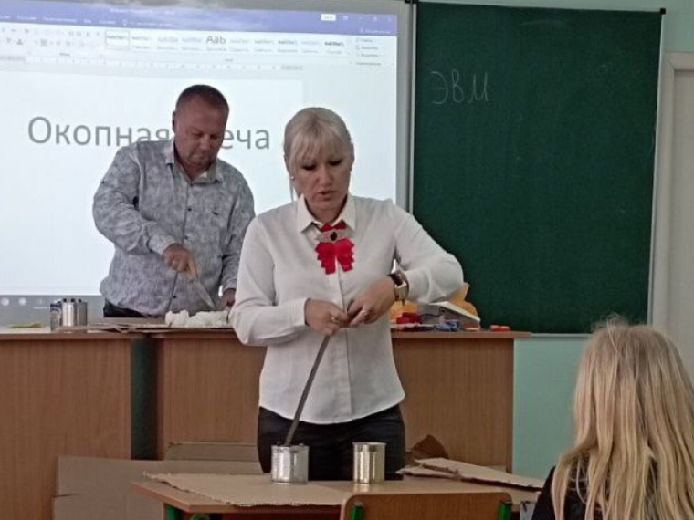 В Костогрызовской школе Каховского муниципального округа изготовили окопные свечи для российских бойцов, находящихся на передовой. В Костогрызовской школе Каховского муниципального округа изготовили окопные свечи для российских бойцов, находящихся на передовой.