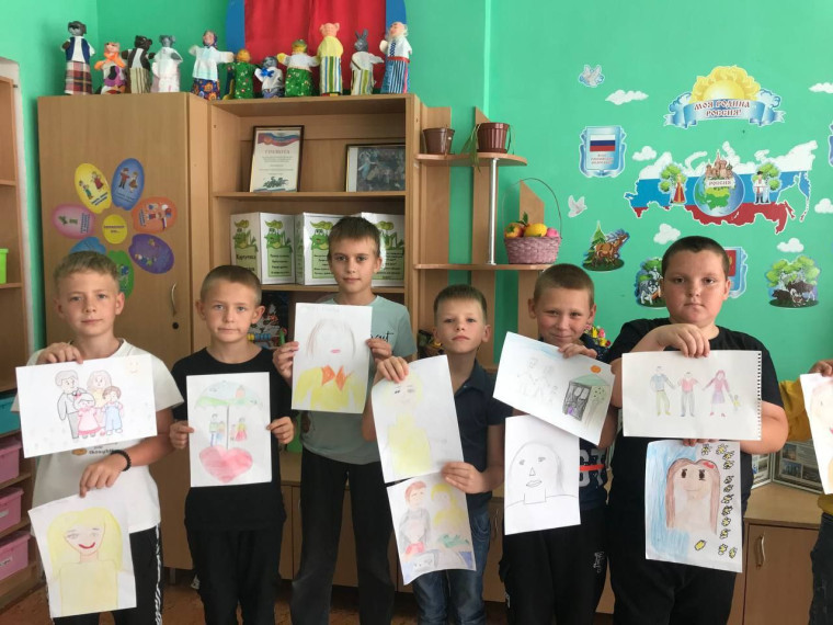 В Тавричанской школе состоялось мероприятие, посвященное теме "Я и моя семья". В Тавричанской школе состоялось мероприятие, посвященное теме "Я и моя семья".