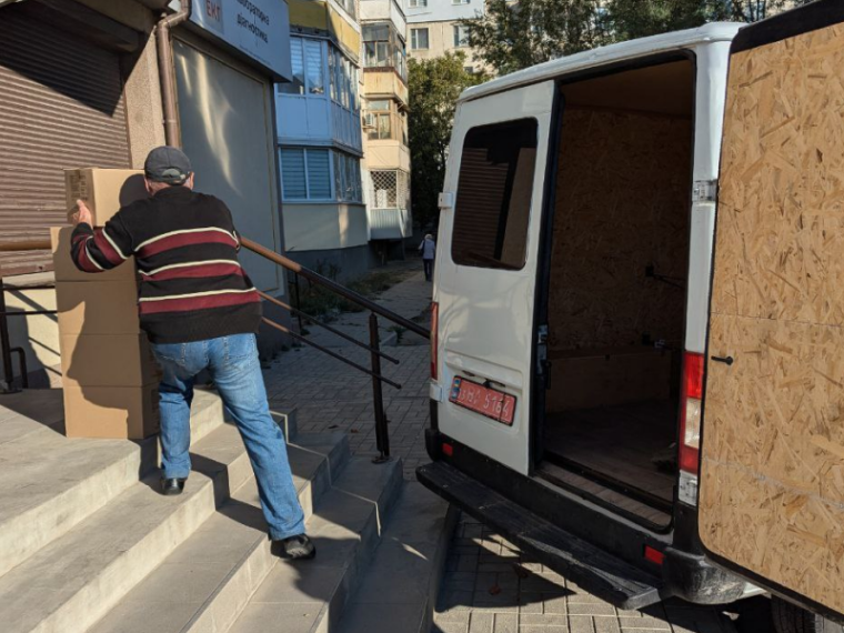 Депутат местного Совета Кравченко Виталий предоставил личный транспорт для доставки. Депутат местного Совета Кравченко Виталий предоставил личный транспорт для доставки.