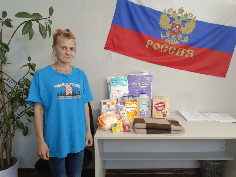 Каховским семьям с новорожденными раздали гуманитарную помощь от Союза матерей Херсонской области. Каховским семьям с новорожденными раздали гуманитарную помощь от Союза матерей Херсонской области.