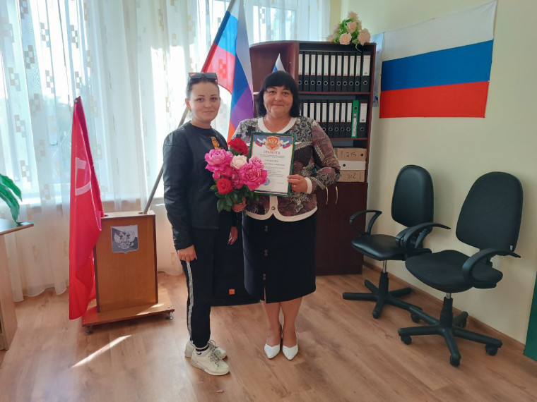Начальник Коробковского терротдела Ольга Мащенко вручила от имени главы Каховского округа Павла Филипчука грамоты и благодарности активным жителям. Начальник Коробковского терротдела Ольга Мащенко вручила от имени главы Каховского округа Павла Филипчука грамоты и благодарности активным жителям.