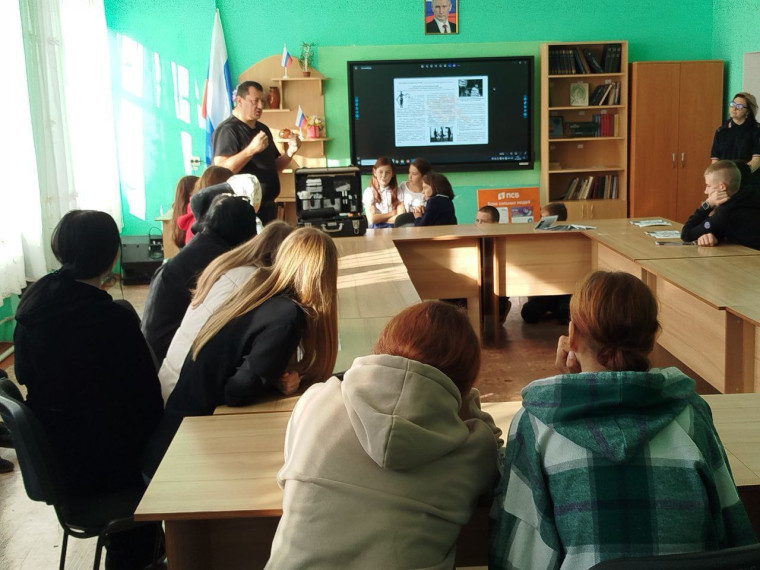 Полицейские провели профориентационно-профилактические беседы в Тавричанской школе. Полицейские провели профориентационно-профилактические беседы в Тавричанской школе.