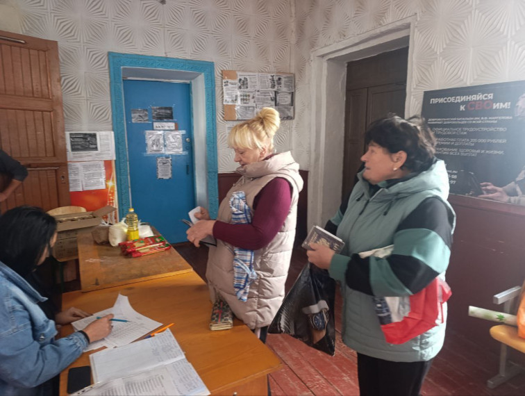 Жители Каховского округа получили гуманитарную помощь. Жители Каховского округа получили гуманитарную помощь.