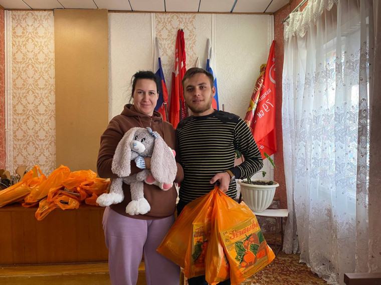В Дмитровке оказали гуманитарную помощь семьям с детьми. В Дмитровке оказали гуманитарную помощь семьям с детьми.
