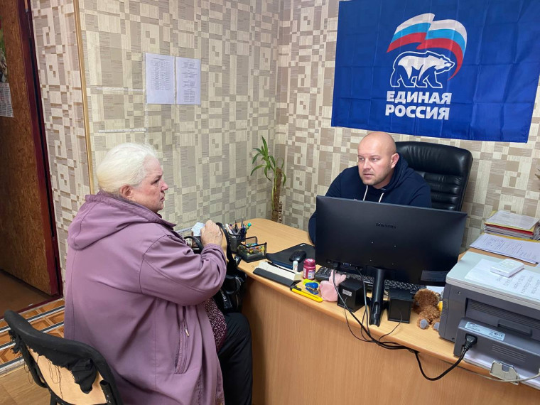 В приёмной местного отделения партии "Единая Россия" провёл приём граждан депутат Совета депутатов Каховского муниципального округа Кравченко Виталий Александрович.. В приёмной местного отделения партии "Единая Россия" провёл приём граждан депутат Совета депутатов Каховского муниципального округа Кравченко Виталий Александрович..