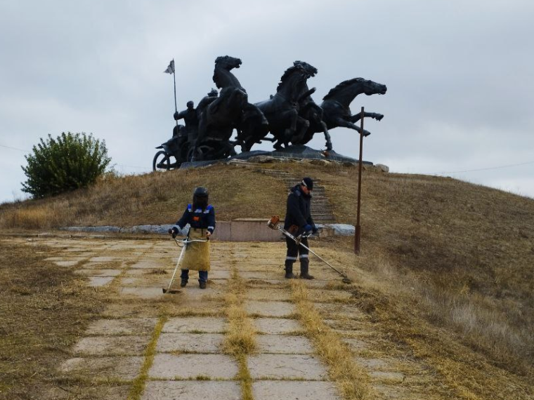 В Каховке прошёл субботник у памятника Легендарной Тачанке. В Каховке прошёл субботник у памятника Легендарной Тачанке.