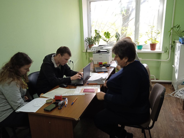 Сотрудники выездной бригады МФЦ вели прием в селе Каменка. Сотрудники выездной бригады МФЦ вели прием в селе Каменка.
