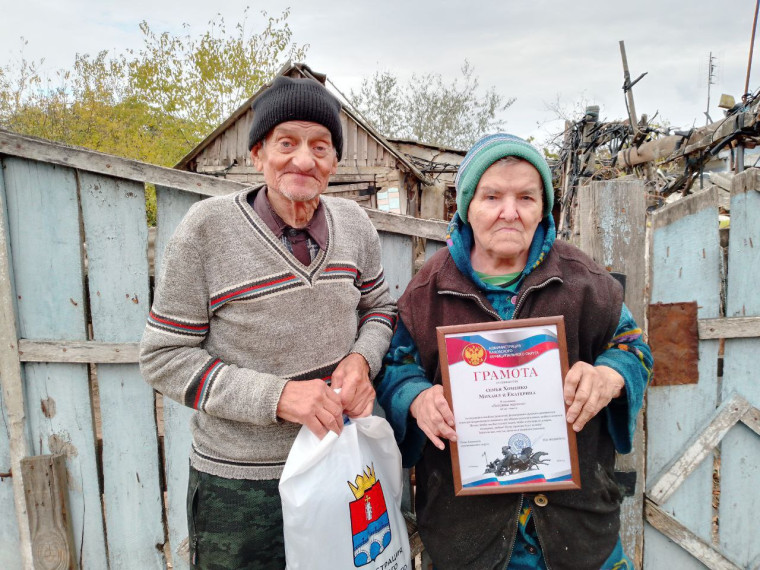 В Федоровке от имени главы Каховского муниципального округа Павла Филипчука были поздравлены супружеские пары, которые уже много лет идут по жизни вместе. В Федоровке от имени главы Каховского муниципального округа Павла Филипчука были поздравлены супружеские пары, которые уже много лет идут по жизни вместе.