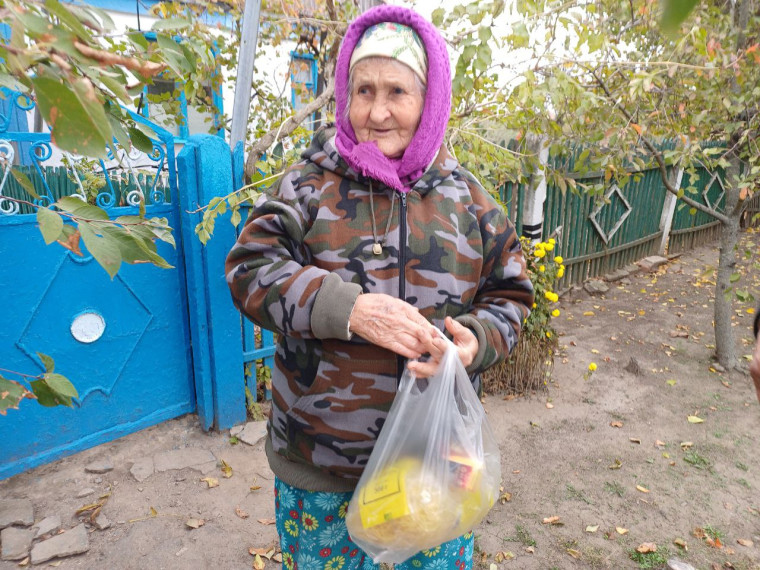 Активисты ТОС "НАШ ДОМ" Костогрызовского терротдела передали жителям гуманитарную помощь от волонтеров Лабинского района Краснодарского края. Активисты ТОС "НАШ ДОМ" Костогрызовского терротдела передали жителям гуманитарную помощь от волонтеров Лабинского района Краснодарского края.